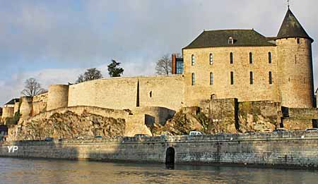 Musée du Château de Mayenne - Façade du château, vue de la rivière Mayenne
