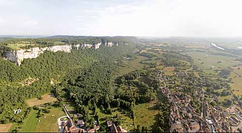 Larina et le village de Hières-sur-Amby
