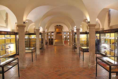 Musée national des Enfants de Troupe - crypte de l'ancienne chapelle