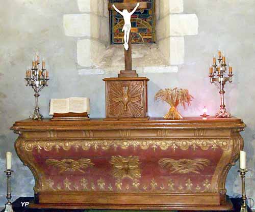 Église Saint-Etienne - maître-autel avec colombe, figure du Saint Esprit�(XVIIIe s.)