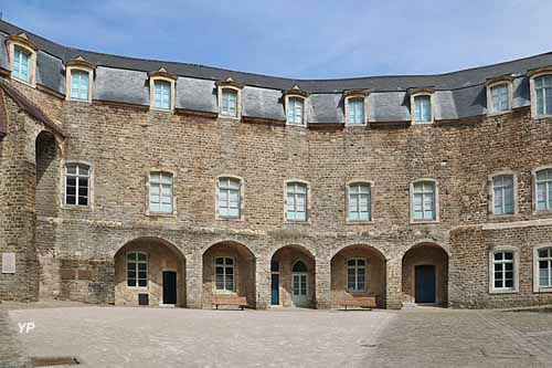 Cour du château et musée de Boulogne-sur-Mer