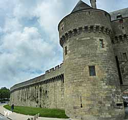 Remparts et porte Saint-Michel