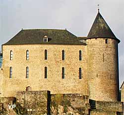 Musée du Château de Mayenne - façade du château, vue de la rivière
