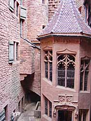 Château du Haut-Koenigsbourg - cour intérieure, escalier néogothique