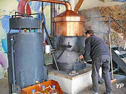 Musée de la lavande - Distillerie - alambic en fonctionnement (doc. Musée de la lavande des Gorges de l'Ardèche)