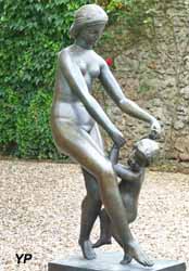 Jardin des bronzes à Coubertin - Femme à l'enfant (Joseph Bernard)