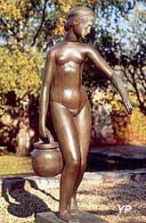 Jardin des bronzes à Coubertin - Jeune fille à la cruche (Joseph Bernard)