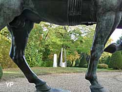 Grand U 4 (Marta Pan), les pattes du cheval d'Alvear (Bourdelle)