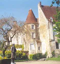 statue d'Alain devant la maison des comtes du Perche (doc. OT Mortagne)