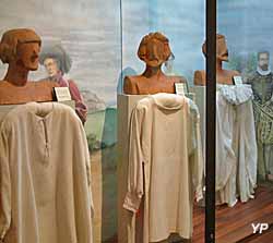 Chemises du Moyen-Âge (Musée de la Chemiserie et de l'Elégance masculine)