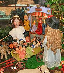 Le théâtre de marionnettes (doc. Musée de la poupée et du jouet ancien)
