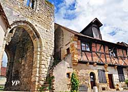 Porte d'en Haut ou Porte Nord et maison à pans de bois (XVIe siècle) (Tourisme Mennetou)