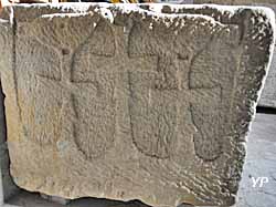 Tête de sarcophage mérovingien avec trois croix et deux colombes