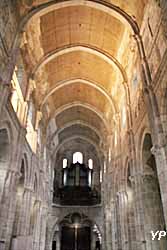 Cathédrale Saint-Lazare - nef et grandes orgues