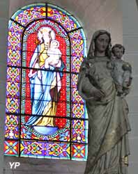 Statue et vitrail de la Vierge à l'Enfant