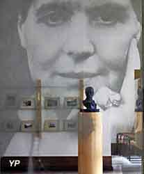 Grande vitre représentant un portrait de Louise Weiss