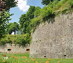 Citadelle de Doullens - rempart en grés (doc. Office de Tourisme du Doullennais)