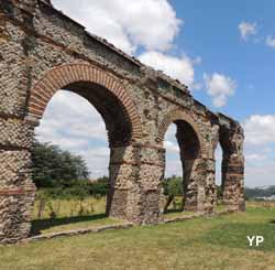 Aqueduc romain du Gier - arches restaurées