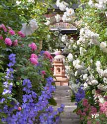 Jardins Secrets - allée des roses vers le jardin des délices