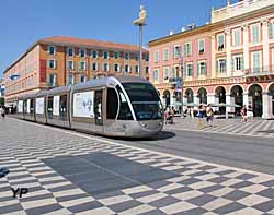 Place Massena et tramway de Nice