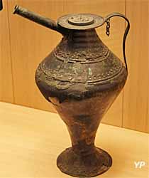 Oenochoé (cruche à boisson en bronze - Ve s. av. JC)