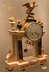 Pendule Louis XVI, marbre blanc et bronze - marque les décades, périodes de 10 jours remplaçant la semaine (Schmit) - Musée Lambinet