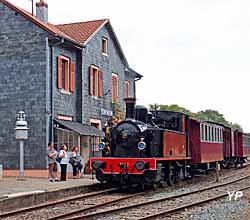 Train Thur Doller Alsace - le train avec la locomotive Meuse en gare de Sentheim