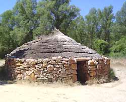 habitat préhistorique reconstitué à Quinson (doc. OT Quinson)