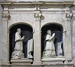 Cathédrale Saint-Léonce - statues dds évêques de Camelin, Barthélémy (1599-1637) et Pierre (1637-1654).
