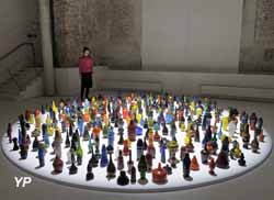 La Maréchalerie - Centre d'Art Contemporain - Blow bangles, 404 « empreintes » de verre soufflé, dimensions variables (François Daireaux, 2012)