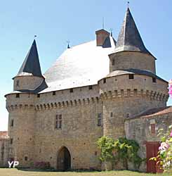 Château féodal de Sigournais (doc. Château de Sigournais)