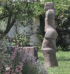 Maison d'Art Bourgogne du Sud et Jardin de Sculptures - Stèle (S. Geel)