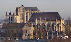 Eglise Saint-Etienne - nef romane et choeur gothique (au fond, la cathédrale) (Jean-François Madre)
