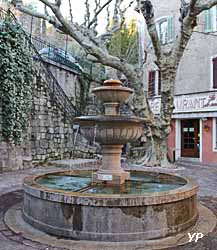 Village médiéval de Seillans - fontaine du Thouron