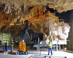 Caverne du Pont d'Arc - installation de la concrétion du mammouth réalisée par Phénomènes