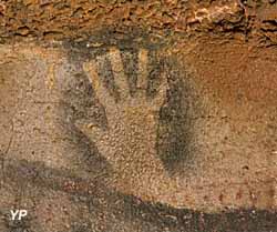 Grotte du Pech-Merle - main négative noire, extrait du panneau des Chevaux ponctués