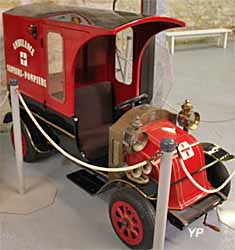 Réplique (jouet) d'un camion ambulance Renault de 1911