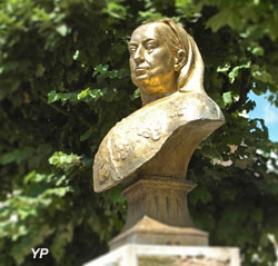 Aix-les-Bains - buste de la reine Victoria, place du Revard