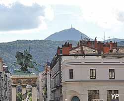 Place de Jaude, statue de Vercingétorix et le Puy de Dôme (doc. Yalta Production)