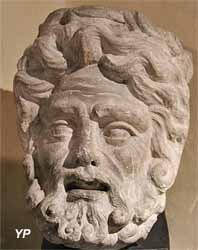 tête gallo-romaine de Jupiter (fouilles de Tintignac, Musée Labenche)