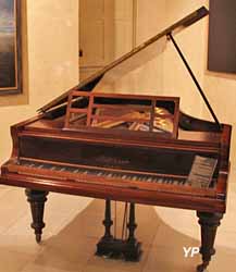 piano quart de queue de Claude Debussy (Musée Labenche)