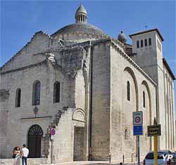 Église Saint-Étienne-de-la-Cité (doc. Yalta Production)
