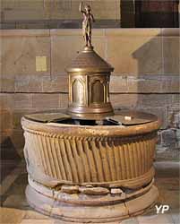 Cuve baptismale (grès, XIIe s., classée MH)