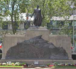 Monument aux morts (1919-1935, sculpteur Charles Plas)