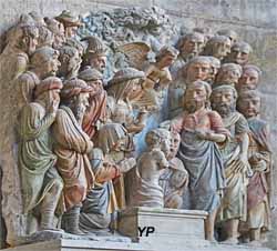 Bas-relief de la Résurrection de Lazare (pierre polychrome, XVIe s.)