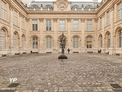 Cour d’honneur de l’hôtel de Saint-Aignan et le Capitaine Dreyfus (Paul Allain / mahJ)