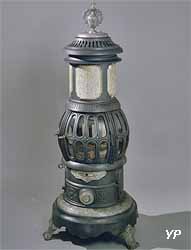 Calorifère n°140 dit « poêle phare », société du Familistère de Guise, modèle après 1888 (fonte de fer nickelée)