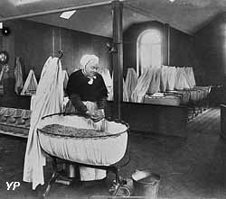 Préparation d’un berceau de la nourricerie en 1889