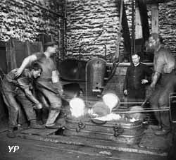 Moulage d’une baignoire dans la fonderie de l’usine du Familistère en 1899