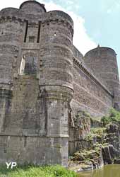 Château de Fougères - tours d'Amboise et poterne